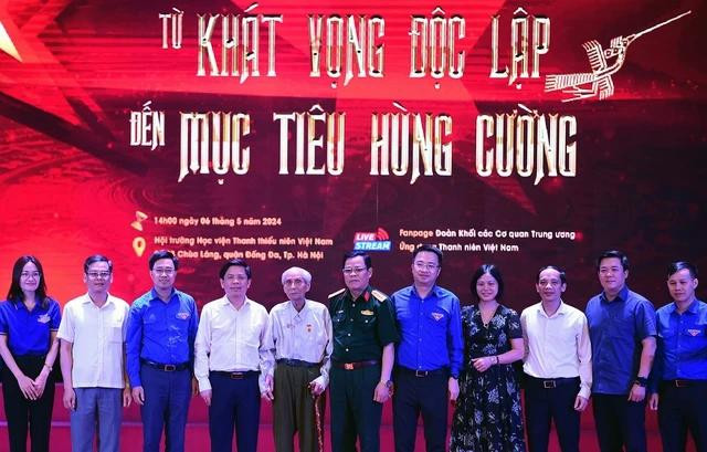 Ông Nguyễn Văn Thể (thứ 4 từ trái qua phải) chụp ảnh lưu niệm cùng các đại biểu tham gia chương trình. Ảnh: XUÂN TÙNG Ông Nguyễn Văn Thể (thứ 4 từ trái qua phải) chụp ảnh lưu niệm cùng các đại biểu tham gia chương trình. Ảnh: XUÂN TÙNG