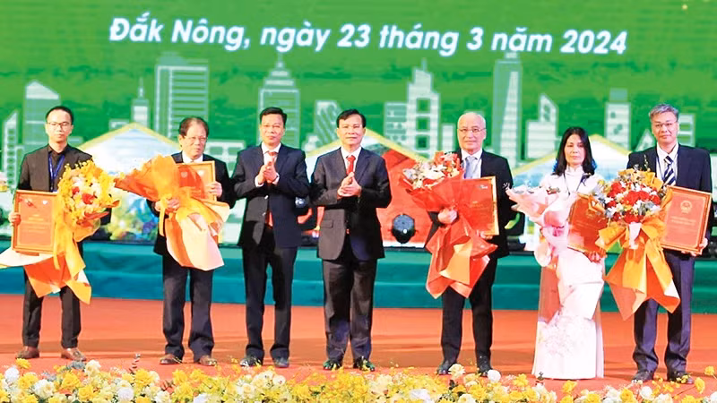 Lãnh đạo tỉnh Đắk Nông trao chứng nhận và ký kết ghi nhớ hợp tác đầu tư cho các doanh nghiệp tại Hội nghị Công bố quy hoạch và xúc tiến đầu tư năm 2024.