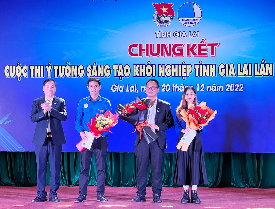 Ban tổ chức cuộc thi “Ý tưởng sáng tạo khởi nghiệp” tỉnh Gia Lai lần thứ VI-2022 trao giải dự án triển vọng cho các tác giả. Ảnh: M.N Ban tổ chức cuộc thi “Ý tưởng sáng tạo khởi nghiệp” tỉnh Gia Lai lần thứ VI-2022 trao giải dự án triển vọng cho các tác giả. Ảnh: M.N