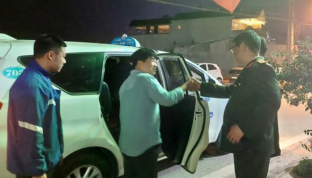 Du khách người Hàn Quốc (áo xanh nhạt) sau khi được tìm thấy đã được đưa về cùng đoàn tham quan. (Nguồn: Báo Lâm Đồng)