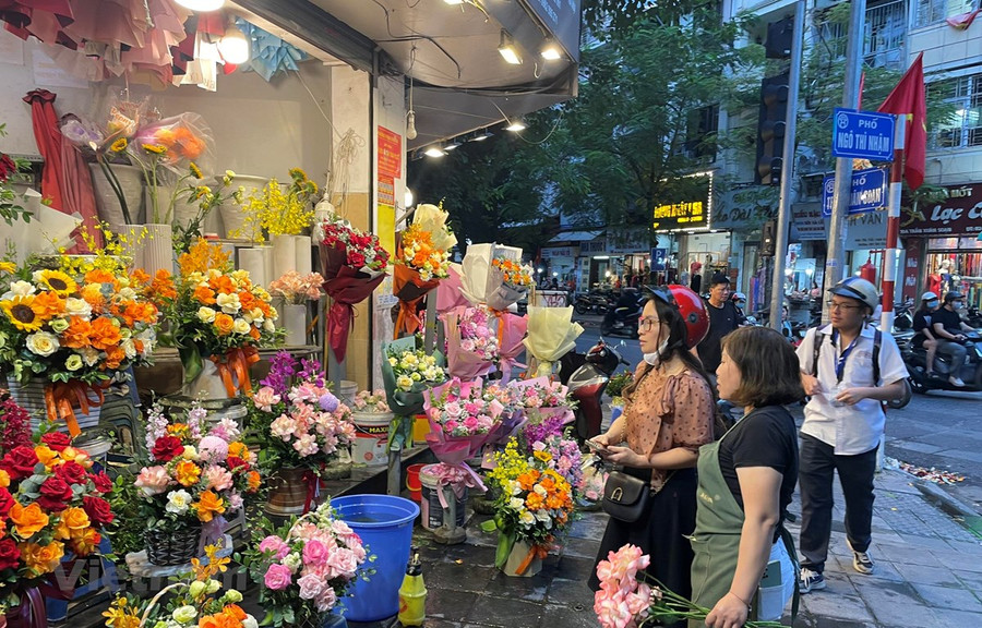 Thị trường hoa tươi đang nóng dần lên cận dịp lễ 20/10. (Ảnh: Minh Hiếu/Vietnam+)
