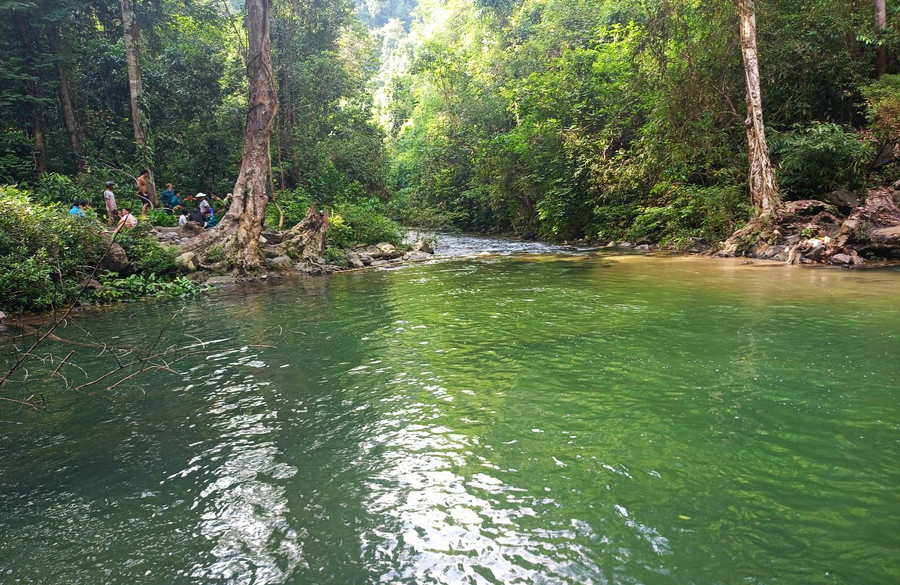 Lực lượng chức năng huyện Đạ Huoai và thị trấn Đạ M&apos;ri có mặt tại hiện trường tìm kiếm thi thể nạn nhân