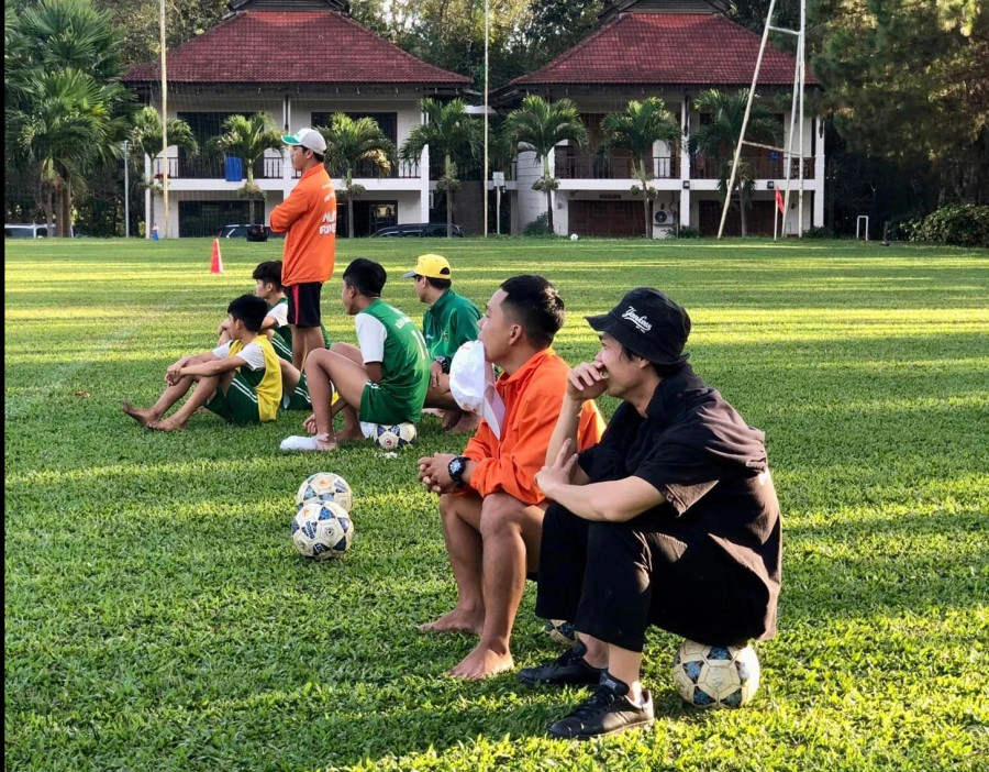 Công Phượng ngồi xem các học viên nhí tập cùng thầy Giôm giống mình 16 năm trước. ẢNH: MINH TRẦN Công Phượng ngồi xem các học viên nhí tập cùng thầy Giôm giống mình 16 năm trước. ẢNH: MINH TRẦN