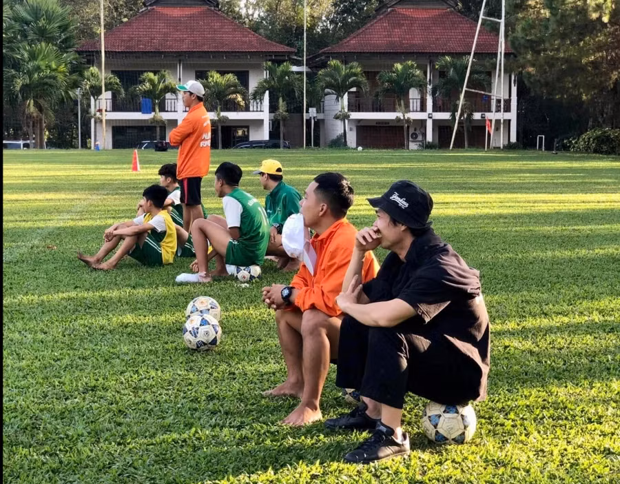 Công Phượng ngồi xem các học viên nhí tập cùng thầy Giôm giống mình 16 năm trước. ẢNH: MINH TRẦN