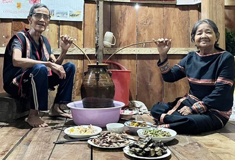 Người Bahnar mời rượu ghè để thể hiện lòng hiếu khách. Ảnh: A.D Người Bahnar mời rượu ghè để thể hiện lòng hiếu khách. Ảnh: A.D