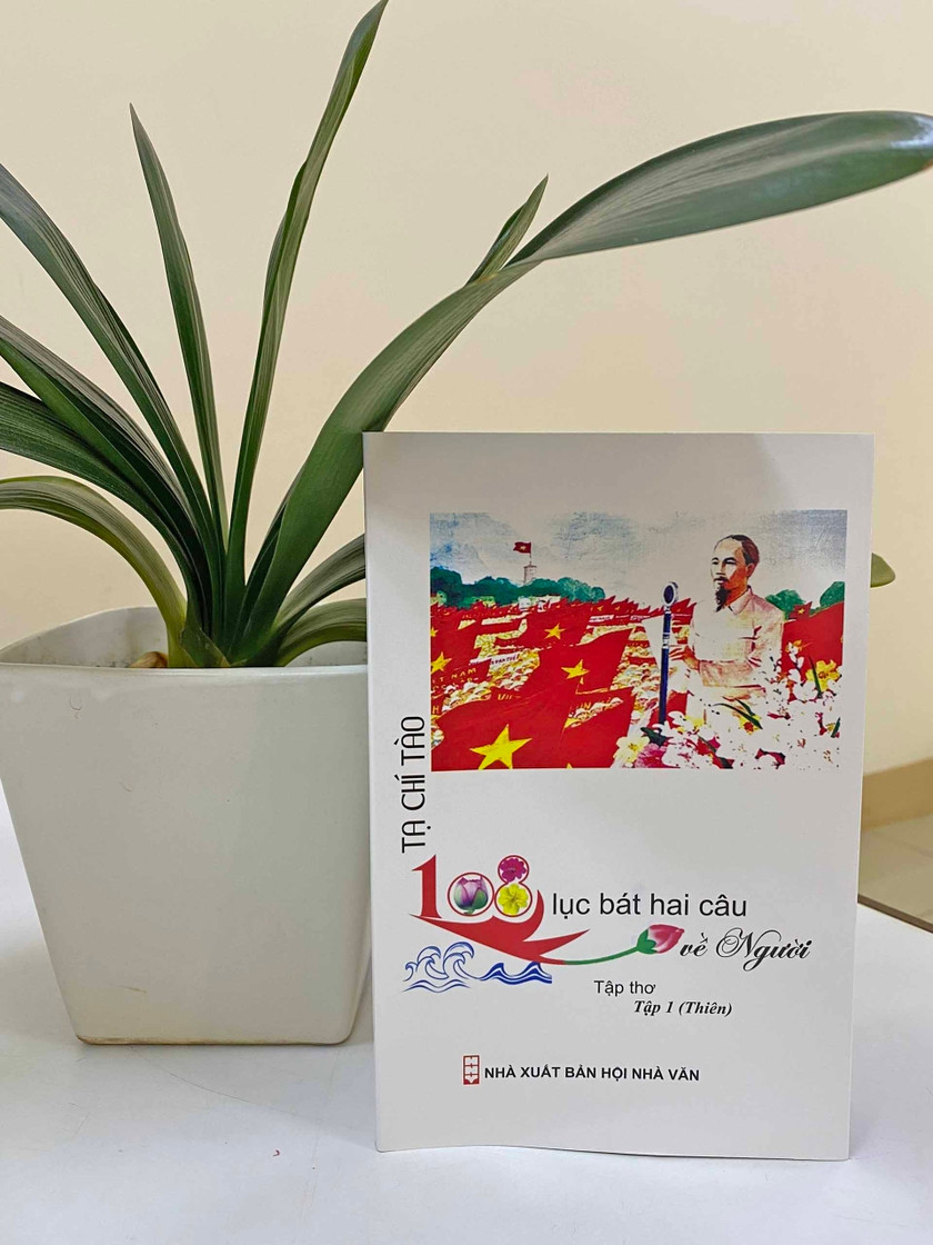 Bìa tập thơ “108 lục bát hai câu về Người”. Ảnh: Đoàn Minh Phụng Bìa tập thơ “108 lục bát hai câu về Người”. Ảnh: Đoàn Minh Phụng