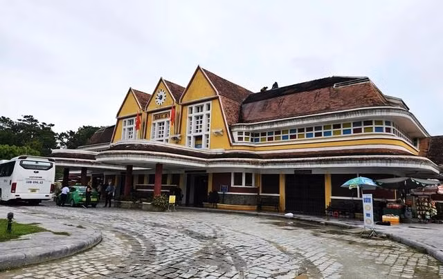 Từ ngày 1.10, ga Đà Lạt tăng giá vé vào cổng lên gấp 10 lần. ẢNH: GIA BÌNH