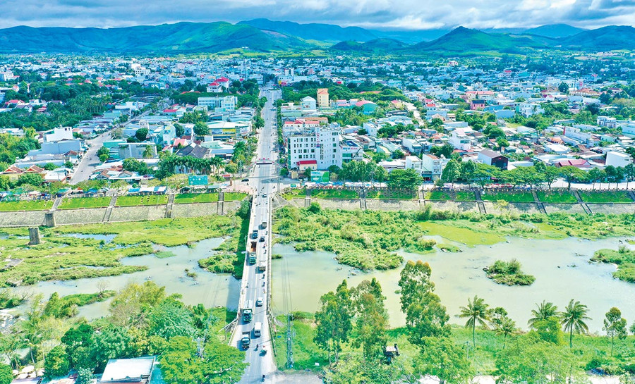 Quốc lộ 19, đoạn đi qua trung tâm thị xã An Khê. Ảnh: Công Phạm Quốc lộ 19, đoạn đi qua trung tâm thị xã An Khê. Ảnh: Công Phạm