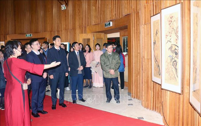 Khách tham quan không gian trưng bày. Khách tham quan không gian trưng bày.