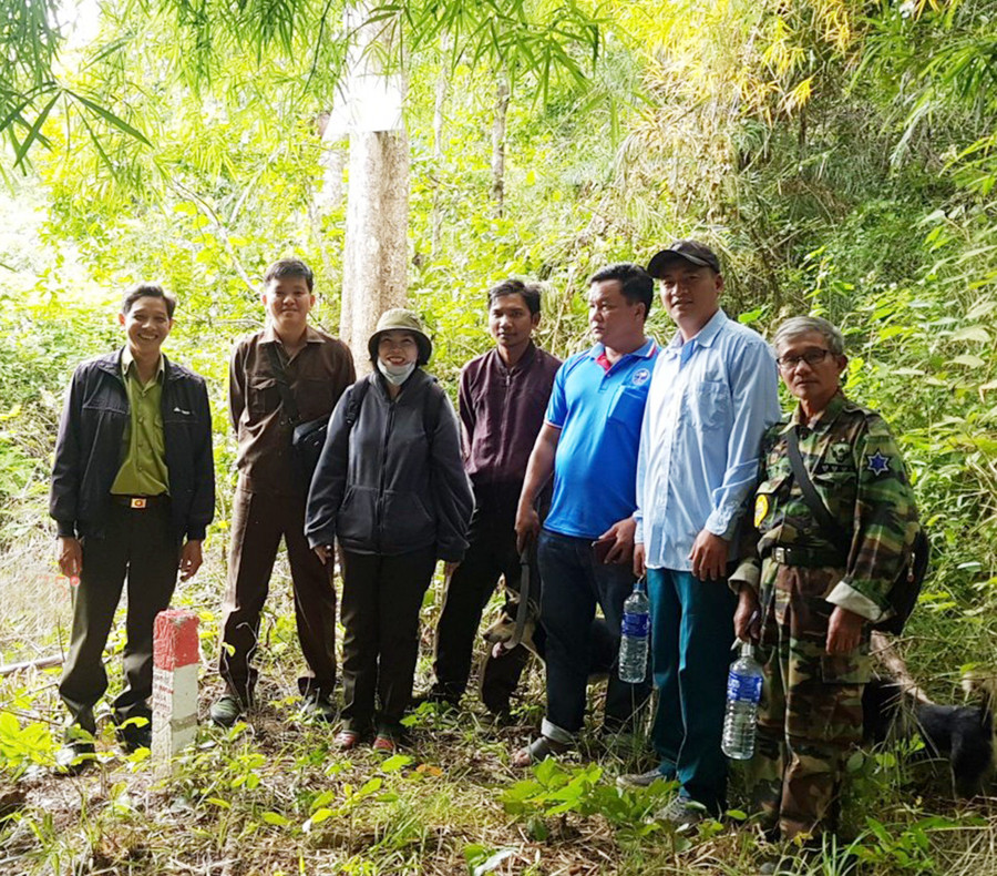 Kiểm tra diện tích rừng giao cho người dân tại xã Chư Drăng. Ảnh: Lê Nam