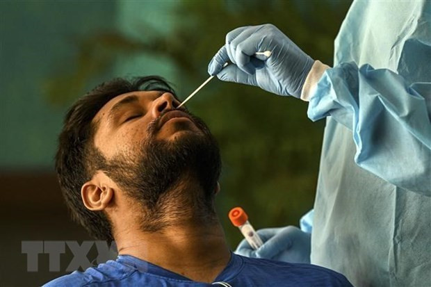 Nhân viên y tế lấy mẫu xét nghiệm COVID-19 cho người dân tại New Delhi, Ấn Độ. (Ảnh: AFP/TTXVN) Nhân viên y tế lấy mẫu xét nghiệm COVID-19 cho người dân tại New Delhi, Ấn Độ. (Ảnh: AFP/TTXVN)