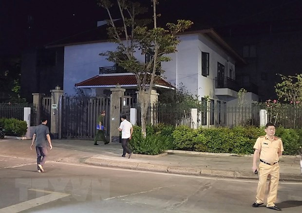 Công an tỉnh Lào Cai tiến hành khám xét nơi ở đối với ông Nguyễn Văn Vịnh, nguyên Bí thư Tỉnh ủy, nguyên Chủ tịch, nguyên Phó Chủ tịch Ủy ban nhân dân tỉnh Lào Cai. (Ảnh: Quốc Khánh/TTXVN) Công an tỉnh Lào Cai tiến hành khám xét nơi ở đối với ông Nguyễn Văn Vịnh, nguyên Bí thư Tỉnh ủy, nguyên Chủ tịch, nguyên Phó Chủ tịch Ủy ban nhân dân tỉnh Lào Cai. (Ảnh: Quốc Khánh/TTXVN)