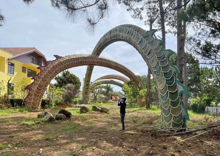 Phần đuôi cặp linh vật rồng được dựng trái phép Phần đuôi cặp linh vật rồng được dựng trái phép