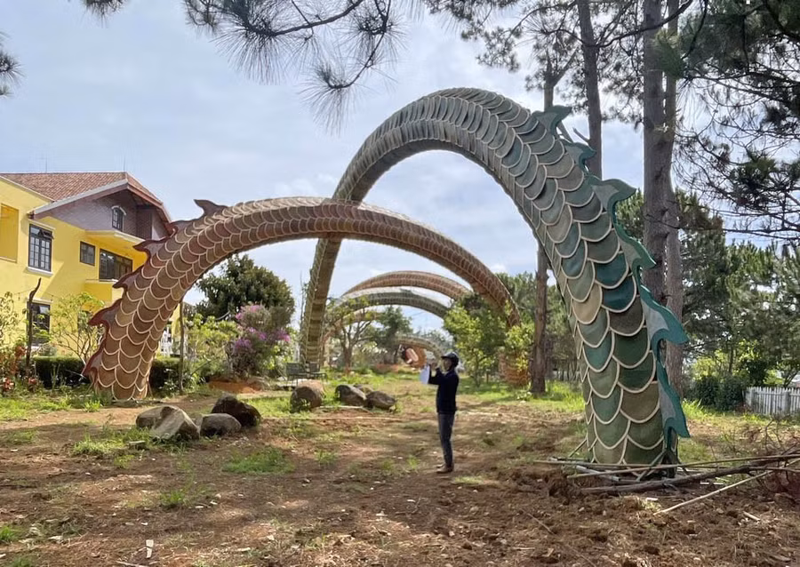 Phần đuôi cặp linh vật rồng được dựng trái phép