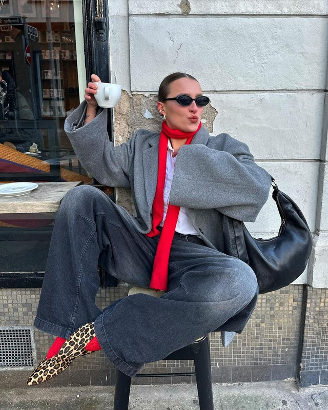 Cuối cùng, hãy thử mang một đôi giày bệt hay quần tất họa tiết báo đốm như Lara khi lên đồ trong mùa đông cuối năm này. Công thức đơn giản nhất nàng cần nhớ là chỉ sử dụng một món đồ có một kiểu họa tiết duy nhất cho bộ trang phục xếp lớp layer để tạo nên điểm nhấn cuốn hút đặc biệt. Ảnh:Instagram NV Cuối cùng, hãy thử mang một đôi giày bệt hay quần tất họa tiết báo đốm như Lara khi lên đồ trong mùa đông cuối năm này. Công thức đơn giản nhất nàng cần nhớ là chỉ sử dụng một món đồ có một kiểu họa tiết duy nhất cho bộ trang phục xếp lớp layer để tạo nên điểm nhấn cuốn hút đặc biệt. Ảnh:Instagram NV