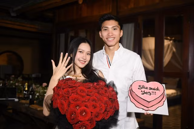 Mối tình của người đẹp Hà Nội và chàng cầu thủ người Thái Bình "bắt đầu" từ cái nhìn đầu tiên từ khi cả hai còn rất trẻ song lại rất nghiêm túc và lãng mạn Mối tình của người đẹp Hà Nội và chàng cầu thủ người Thái Bình "bắt đầu" từ cái nhìn đầu tiên từ khi cả hai còn rất trẻ song lại rất nghiêm túc và lãng mạn