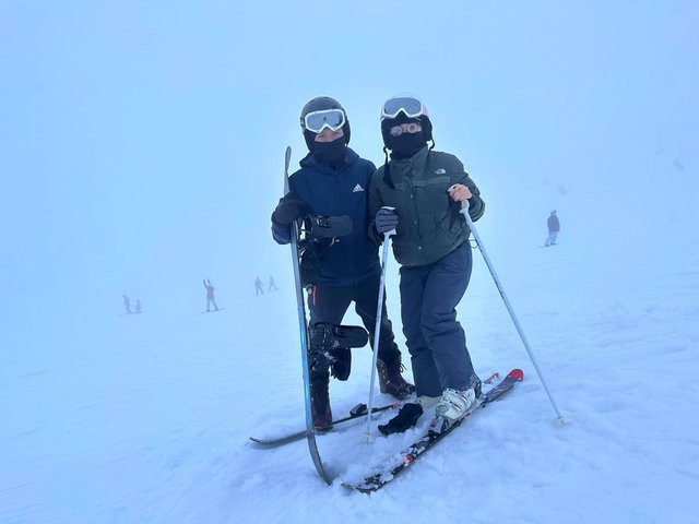 Tuyến cùng bạn gái chơi trượt tuyết vào cuối tuần để tái tạo năng lượng sau những giờ làm việc. Ảnh: NVCC