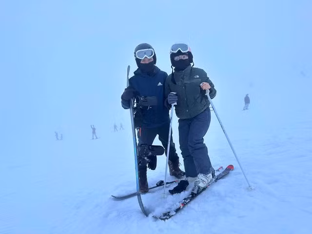 Tuyến cùng bạn gái chơi trượt tuyết vào cuối tuần để tái tạo năng lượng sau những giờ làm việc. Ảnh: NVCC