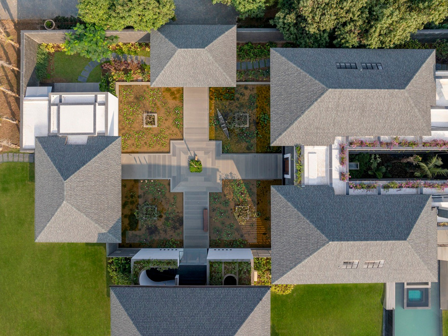 Cả khu nhà được bao phủ bởi cây cối xanh tươi, tạo nên một không gian yên tĩnh, thanh bình.