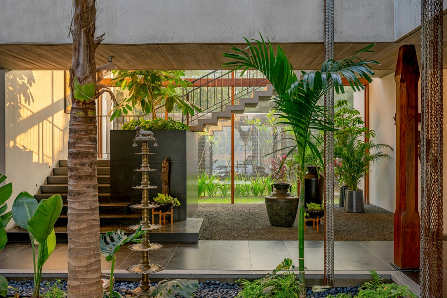 Phòng khách và phòng ăn chính được thiết kế như những chiếc hộp kính nhẹ, do đó ánh sáng luôn tràn ngập khắp nơi.