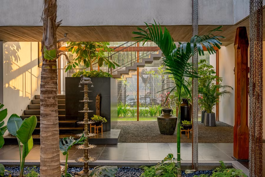 Phòng khách và phòng ăn chính được thiết kế như những chiếc hộp kính nhẹ, do đó ánh sáng luôn tràn ngập khắp nơi.