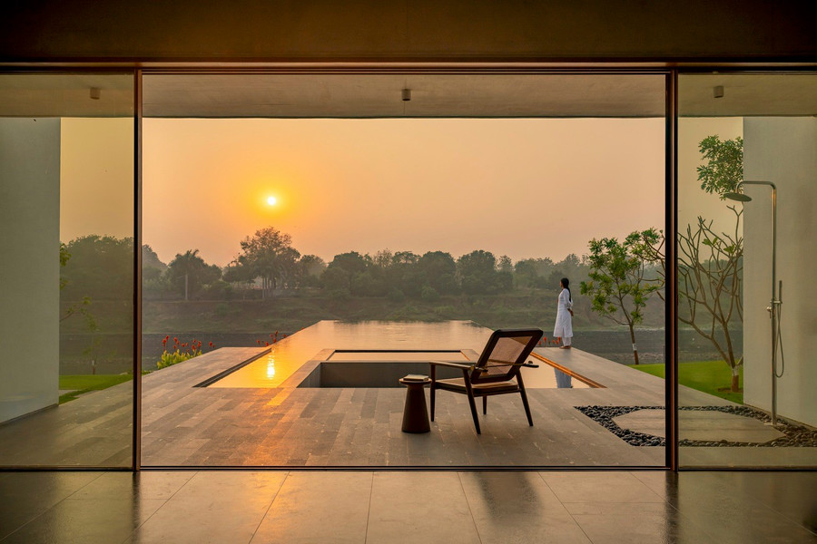 Hồ bơi được bố trí để có thể ngắm cảnh hoàng hôn và dòng sông ngoạn mục nhất, mang lại cảm giác vô tận.