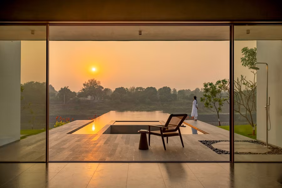 Hồ bơi được bố trí để có thể ngắm cảnh hoàng hôn và dòng sông ngoạn mục nhất, mang lại cảm giác vô tận.