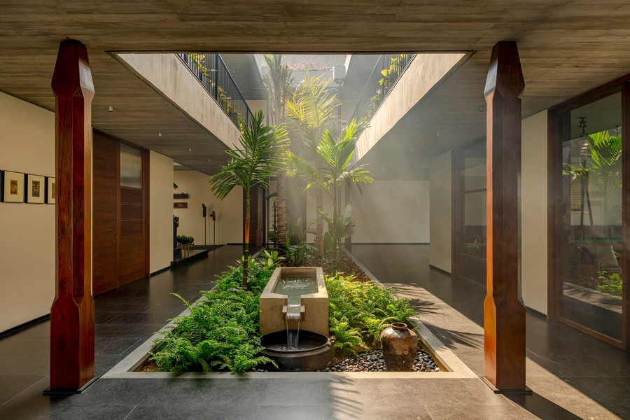 Để giữ cho ngôi nhà giản dị nhất có thể, nhóm kiến trúc sư sử dụng các vật liệu tự nhiên như đá thô, gỗ tếch kết hợp với tường vôi có họa tiết.