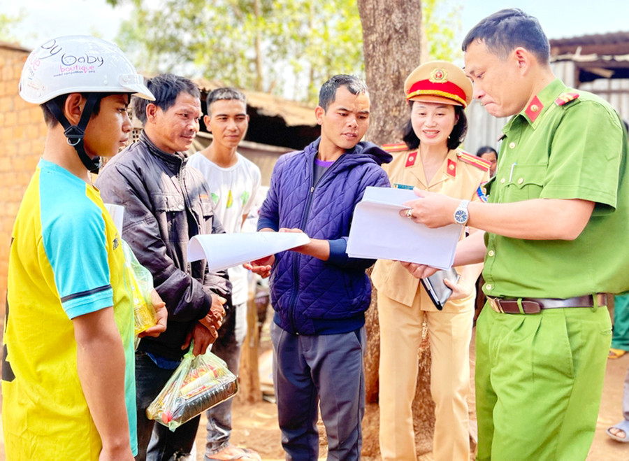 Công an huyện Chư Păh phối hợp với Công an xã Ia Khươl tuyên truyền Luật Giao thông đường bộ cho người dân thôn Tơ Vơn 2. Ảnh: Minh Phương Công an huyện Chư Păh phối hợp với Công an xã Ia Khươl tuyên truyền Luật Giao thông đường bộ cho người dân thôn Tơ Vơn 2. Ảnh: Minh Phương