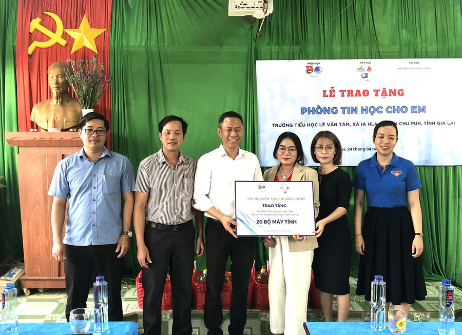 Từ tháng 10-2023 đến nay, chương trình đã trao 108 máy tính với tổng trị giá 630 triệu đồng. Ảnh: H.Đ.T