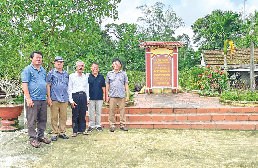 Đoàn cán bộ, phóng viên tìm hiểu lịch sử Báo Gia Lai thăm Khu di tích lịch sử ông Cả Phô. Ảnh: P.V Đoàn cán bộ, phóng viên tìm hiểu lịch sử Báo Gia Lai thăm Khu di tích lịch sử ông Cả Phô. Ảnh: P.V