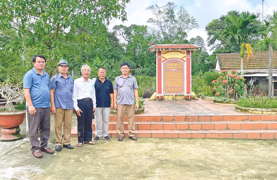 Đoàn cán bộ, phóng viên tìm hiểu lịch sử Báo Gia Lai thăm Khu di tích lịch sử ông Cả Phô. Ảnh: P.V