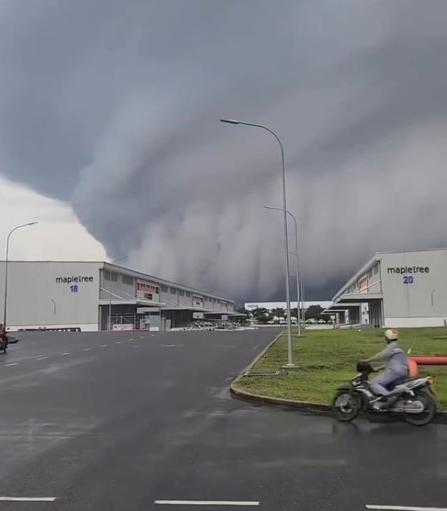 Nhiều người dân tại tỉnh Bình Dương cho rằng, hiện tượng mây xoắn này, đây là lần đầu tiên họ thấy. Nhiều người dân tại tỉnh Bình Dương cho rằng, hiện tượng mây xoắn này, đây là lần đầu tiên họ thấy.