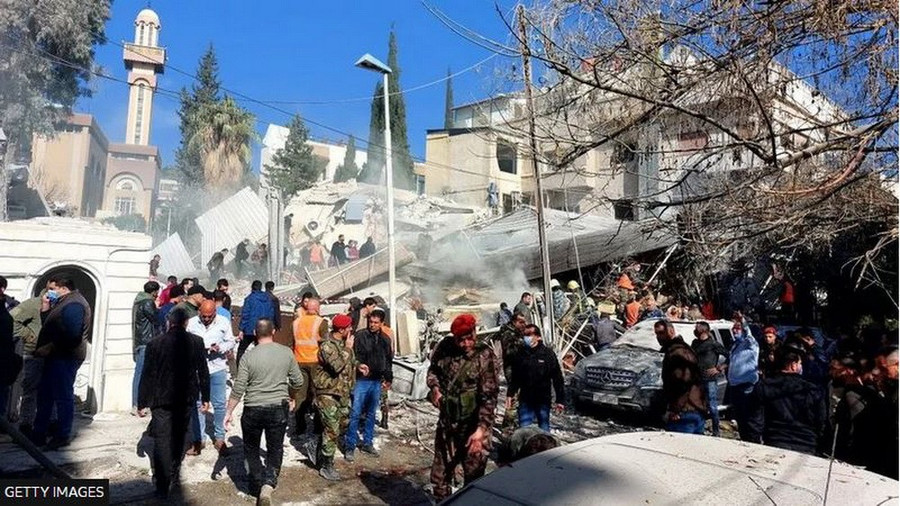 Người dân và lực lượng an ninh tập trung trước một tòa nhà bị phá hủy trong vụ nổ ở Damascus ngày 20/1. (Nguồn: Getty Images) Người dân và lực lượng an ninh tập trung trước một tòa nhà bị phá hủy trong vụ nổ ở Damascus ngày 20/1. (Nguồn: Getty Images)