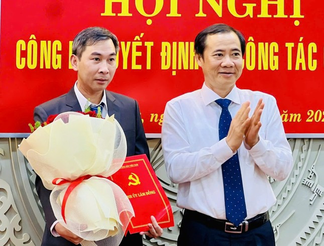 Ông Nguyễn Thái Học - Quyền Bí thư Tỉnh ủy Lâm Đồng trao quyết định và tặng hoa cho tân Phó Trưởng ban phụ trách Ban Nội chính Tỉnh ủy
