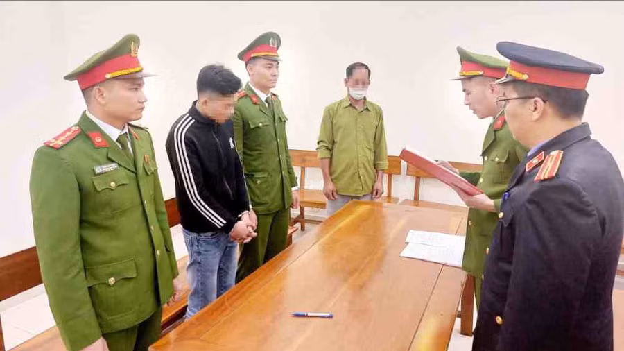 Cơ quan chức năng thi hành quyết định khởi tố đối với Võ Minh Chiến. Ảnh: Công an Hà Tĩnh