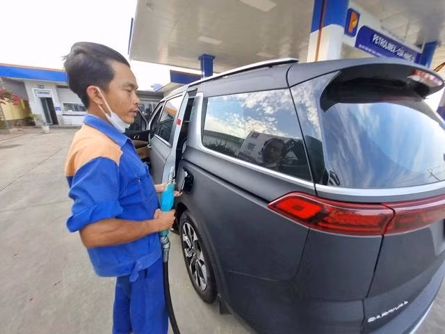 Nhiều chuyên gia tiếp tục đề xuất bỏ Quỹ bình ổn giá xăng dầu. Nhiều chuyên gia tiếp tục đề xuất bỏ Quỹ bình ổn giá xăng dầu.