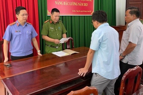 Cơ quan Điều tra đọc lệnh khởi tố đối với các cá nhân, doanh nghiệp, ảnh: VKSND tỉnh BR-VT