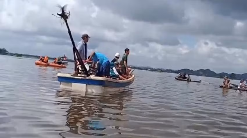 Lực lượng chức năng tìm cháu K'Kiệm. Ảnh: VT.