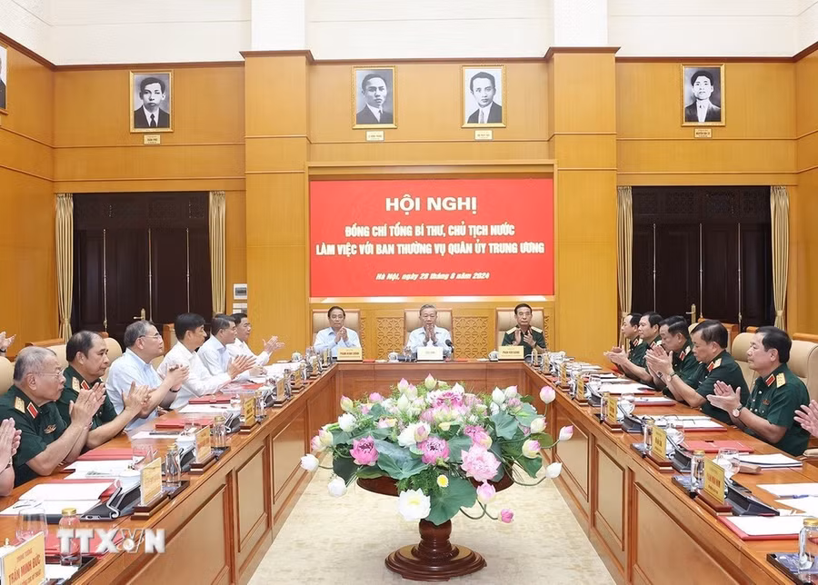 Tổng Bí thư, Chủ tịch nước Tô Lâm, Bí thư Quân ủy Trung ương chủ trì làm việc với Ban Thường vụ Quân ủy Trung ương. (Ảnh: Trí Dũng/TTXVN)