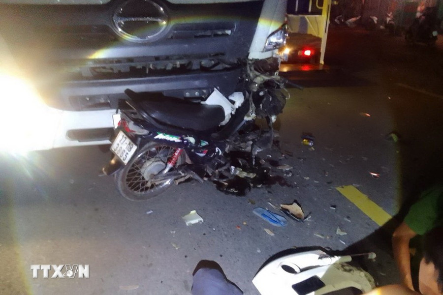 Hiện trường vụ tai nạn khiến 2 người tử vong trên quốc lộ 14 (đoạn qua ấp 3, xã Minh Lập, thị xã Chơn Thành, tỉnh Bình Phước). (Ảnh: TTXVN phát) Hiện trường vụ tai nạn khiến 2 người tử vong trên quốc lộ 14 (đoạn qua ấp 3, xã Minh Lập, thị xã Chơn Thành, tỉnh Bình Phước). (Ảnh: TTXVN phát)