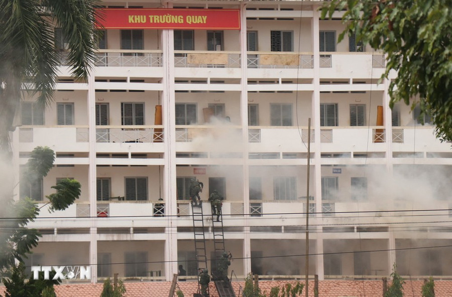 Lực lượng vũ trang diễn tập tình huống tiếp cận mục tiêu khu trường quay, Đài Phát thanh truyền hình tỉnh D, để tiêu diệt khủng bố, giải cứu con tin. (Ảnh: Tuấn Anh/TTXVN) Lực lượng vũ trang diễn tập tình huống tiếp cận mục tiêu khu trường quay, Đài Phát thanh truyền hình tỉnh D, để tiêu diệt khủng bố, giải cứu con tin. (Ảnh: Tuấn Anh/TTXVN)