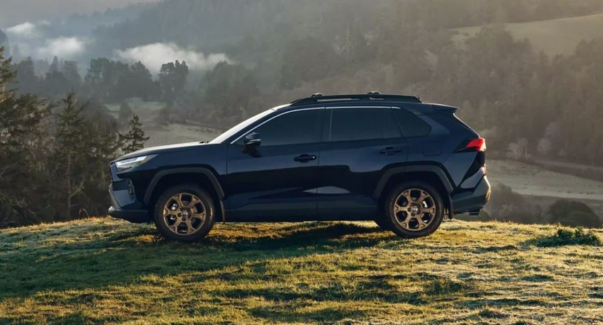 Toyota RAV4 Hybrid 2023 có giá khởi điểm 720 triệu đồng. Ảnh: Motorbiscuit. Toyota RAV4 Hybrid 2023 có giá khởi điểm 720 triệu đồng. Ảnh: Motorbiscuit.