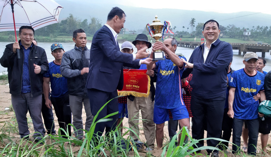 Đội thuyền xã Hành Tín Tây xuất sắc đoạt giải nhất. Ảnh: Ngọc Diệu Đội thuyền xã Hành Tín Tây xuất sắc đoạt giải nhất. Ảnh: Ngọc Diệu