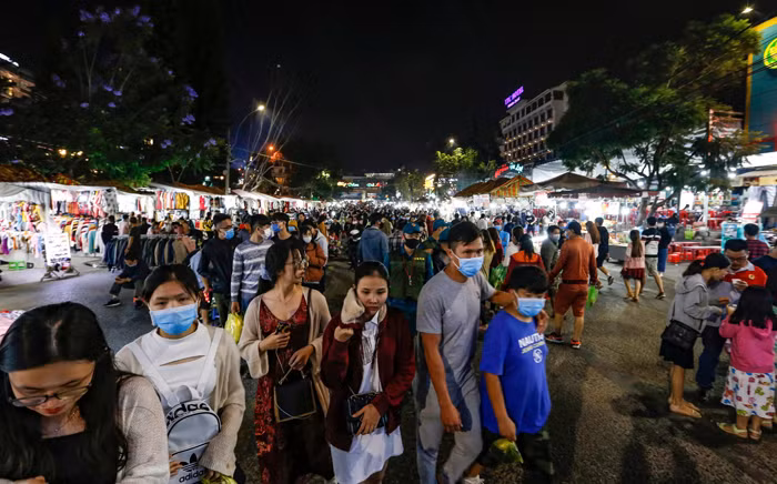 “Chợ âm phủ” đông nghẹt mùa du lịch.