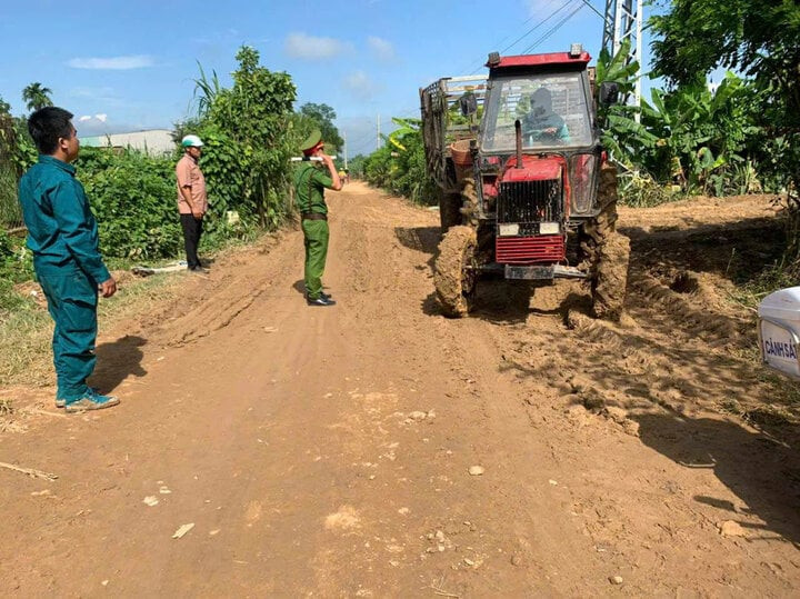 Lực lượng chức năng luôn túc trực để giúp đỡ các bác tài. Lực lượng chức năng luôn túc trực để giúp đỡ các bác tài.