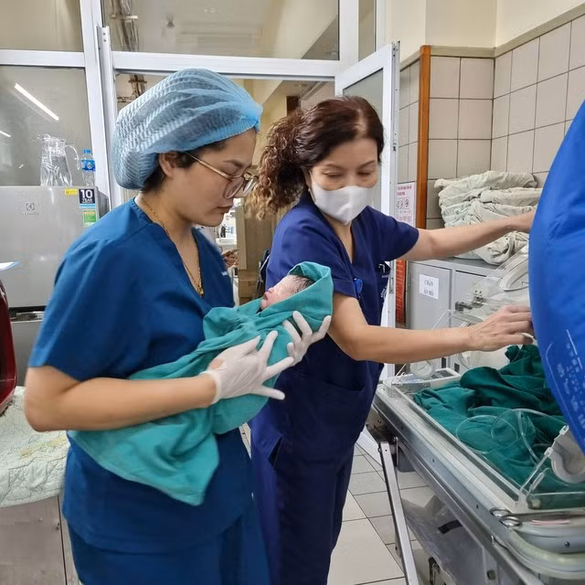 Các y bác sĩ Bệnh viện Bạch Mai đón những bé mới sinh chào đời an toàn. Ảnh Bệnh viện cung cấp