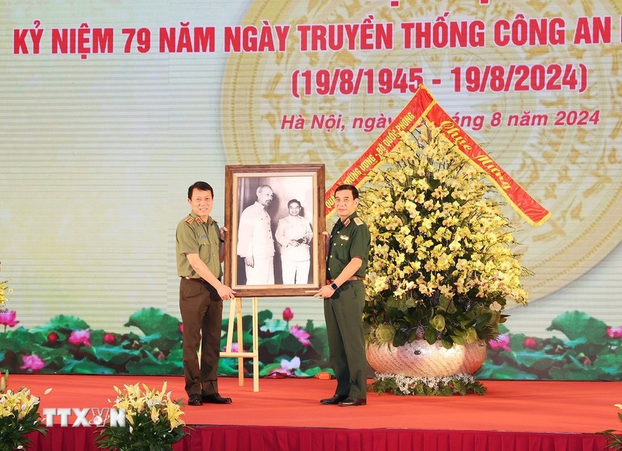Đại tướng, Bộ trưởng Quốc phòng Phan Văn Giang, thay mặt Quân ủy Trung ương, Bộ Quốc phòng trao tặng bức ảnh Bác Hồ cho Thượng tướng, Bộ trưởng Công an Lương Tam Quang, thay mặt Đảng ủy Công an Trung ương, Bộ Công an. (Ảnh: Trí Dũng/TTXVN) Đại tướng, Bộ trưởng Quốc phòng Phan Văn Giang, thay mặt Quân ủy Trung ương, Bộ Quốc phòng trao tặng bức ảnh Bác Hồ cho Thượng tướng, Bộ trưởng Công an Lương Tam Quang, thay mặt Đảng ủy Công an Trung ương, Bộ Công an. (Ảnh: Trí Dũng/TTXVN)