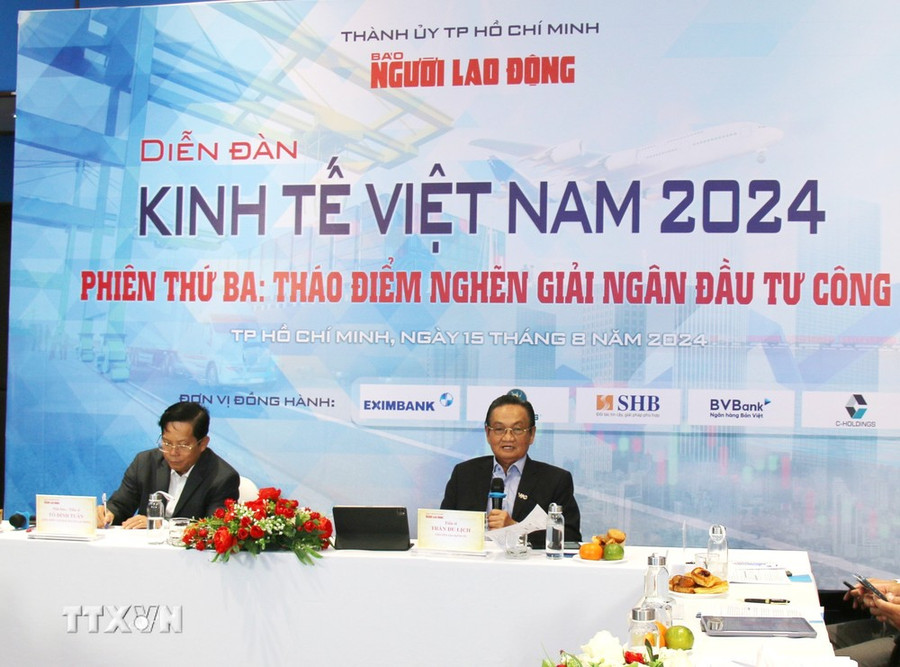 Tiến sỹ Trần Du Lịch, chuyên gia kinh tế phát biểu và điều phối diễn đàn. (Ảnh: Hứa Chung/TTXVN) Tiến sỹ Trần Du Lịch, chuyên gia kinh tế phát biểu và điều phối diễn đàn. (Ảnh: Hứa Chung/TTXVN)