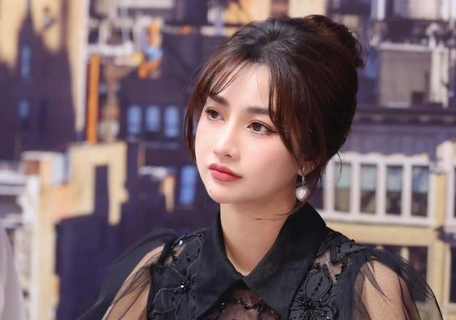 Diệp Lê mong chung tay cùng người dân khắc phục hậu quả của mưa lũ.Ảnh: FBNV Diệp Lê mong chung tay cùng người dân khắc phục hậu quả của mưa lũ.Ảnh: FBNV